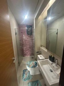 un bagno con un water e un lavandino di Golden HeavenHomestay a Kuala Lumpur