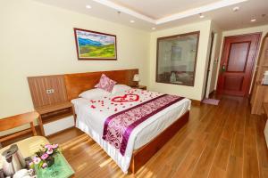 Postel nebo postele na pokoji v ubytování Lavender Hotel Sapa - by BAY LUXURY
