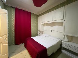 A bed or beds in a room at Hotel Tiffany