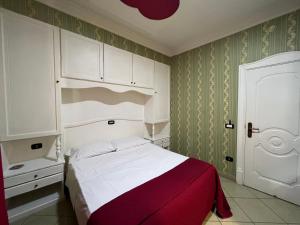 A bed or beds in a room at Hotel Tiffany