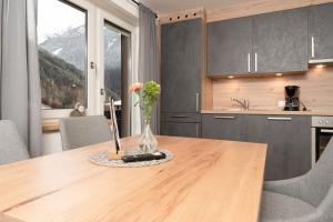 Kuchyňa alebo kuchynka v ubytovaní Bergnest Oetztal Appartements Wenderkogel