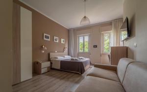 un soggiorno con un letto e un divano di Hotel Belsito Wellness & Spa a Fiuggi