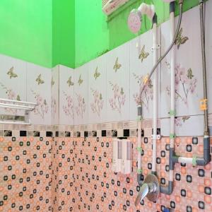 baño con ducha con mariposas en la pared en Hotel Pabelan RedPartner, en Bengkulu 33 fotos más