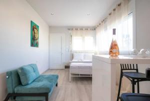 Ayía MarínaにあるElegant Suite near Beach 7のキッチン、リビングルーム(ソファ、椅子付)