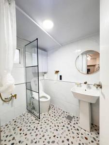 een badkamer met een toilet, een wastafel en een spiegel bij Inwangsan Stay in Seoul +38 foto's