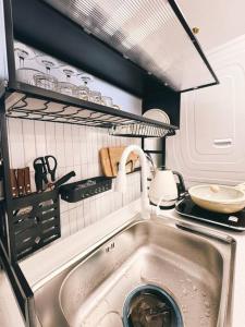 een keuken met een wastafel en een plank erboven bij Inwangsan Stay in Seoul