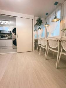 een kamer met een tafel en stoelen en een keuken bij Inwangsan Stay in Seoul