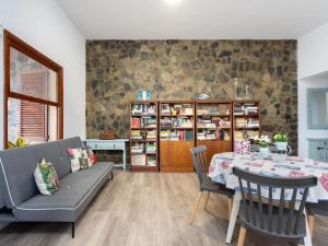 巴哈马尔La esquina del cactus的带桌子的客厅和餐厅