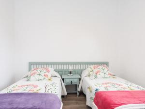 巴哈马尔La esquina del cactus的一间白墙房间里有两张床