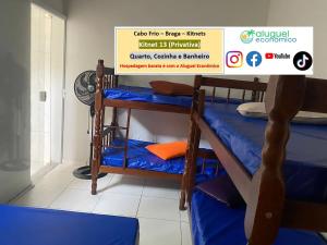 a room with bunk beds with a sign on it at Cabo Frio - Braga - Kitnets - Aluguel Econômico in Cabo Frio