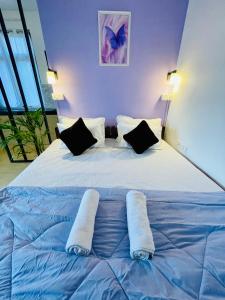 Giường trong phòng chung tại Ocean Breeze Studio Flat 5 min Colva Beach