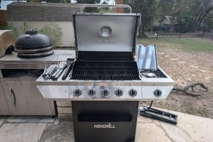 een gasgrill met een pot erop bij Lake Travis Getaway on Hudson Bend in Austin