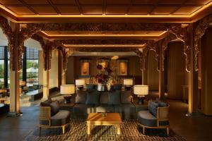 塞尔蓬Hotel Tentrem Jakarta的带沙发、椅子和桌子的客厅