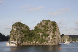 una pequeña isla en el agua con barcos en Chillin' House, en Cat Ba