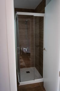 eine Dusche mit Glastür im Badezimmer in der Unterkunft Casa Martina in La Carlota
