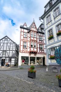 a group of buildings with flowers in front of them at HoliDeis Monschau Zentrum Burgblick 3-Zimmer-Wohnung in Monschau