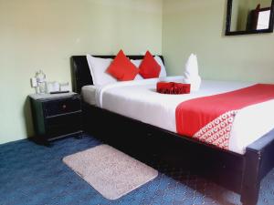 una camera con due letti con cuscini rossi e bianchi di Hotel Lake n Yeti a Pokhara