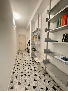 Knihovna v apartmánu
