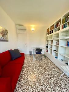 Knihovna v apartmánu