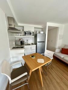 Kuchyň nebo kuchyňský kout v ubytování Hermoso monoambiente en Punta Carretas piso 11