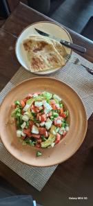 un plato de comida con ensalada y tortilla en Manyada Inn, en Arusha