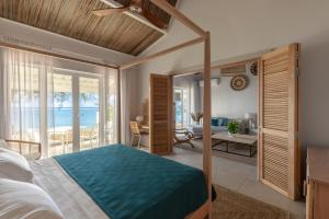 Кровать или кровати в номере Cotton Bay Resort & Spa