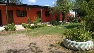 Un jardín fuera de Hotel de Campo El Rebenque