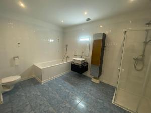 Koupelna v ubytování Alpenlodge, Ferienwohnung 1 + 27 fotografií