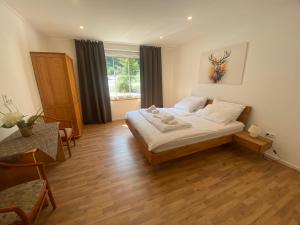 Postel nebo postele na pokoji v ubytování Alpenlodge, Ferienwohnung 1