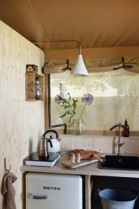 a kitchen with a counter top with a turkey on a cutting board at Smûk Thuskes vlakbij het water in Friesland natuur, ontspanning,houtkachel in Echtenerbrug +56 photos