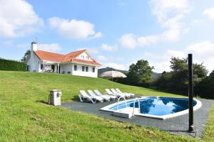 a house with a swimming pool and lounge chairs at Espectacular casa con piscina y gran jardín in Navajeda