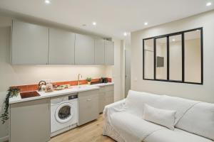 a kitchen and living room with a washing machine at Lavie Maison AC Hot tub Montmartre in Paris