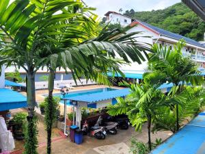 Bazén v ubytování Rabbit Mansion Patong Hotel nebo v jeho okolí