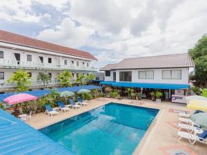 Bazén v ubytování Rabbit Mansion Patong Hotel nebo v jeho okolí