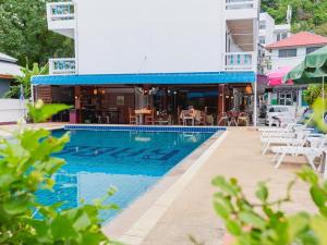 Bazén v ubytování Rabbit Mansion Patong Hotel nebo v jeho okolí