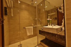 Vannituba majutusasutuses Fragrant Nature Munnar - A Five Star Classified Hotel
