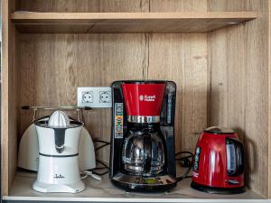 a coffee maker and a blender on a shelf at Lujo a estrenar con piscina cubierta in Teo