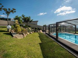 a house with a swimming pool in a yard at Lujo a estrenar con piscina cubierta in Teo