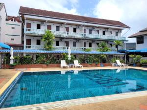 Bazén v ubytování Rabbit Mansion Patong Hotel nebo v jeho okolí