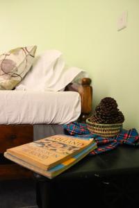 een tafel met een boek erop naast een bed bij My Moka Arusha in Arusha