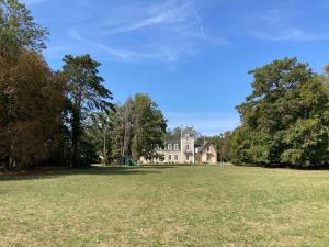 a large house in the middle of a field at Beau château entre Loire et Bourgogne, 12 chambres 27 personnes in Saint-Doulchard