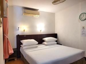 Postel nebo postele na pokoji v ubytování Rabbit Mansion Patong Hotel