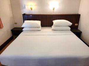 Postel nebo postele na pokoji v ubytování Rabbit Mansion Patong Hotel