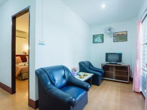 TV a/nebo společenská místnost v ubytování Rabbit Mansion Patong Hotel