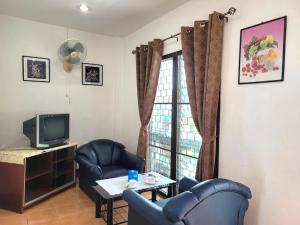 TV a/nebo společenská místnost v ubytování Rabbit Mansion Patong Hotel