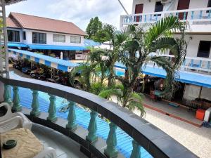 Bazén v ubytování Rabbit Mansion Patong Hotel nebo v jeho okolí