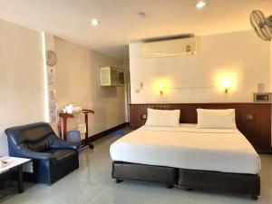 Postel nebo postele na pokoji v ubytování Rabbit Mansion Patong Hotel
