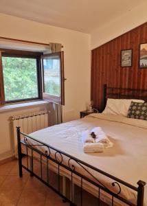 una camera da letto con un letto e un asciugamano sopra di La Casa di Gioia - perfetto rifugio di montagna ad Ateleta