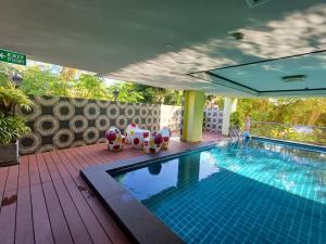 Bazén v ubytování Phuket Chinoinn-SHAPlus Certified nebo v jeho okolí