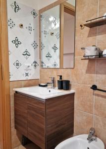 un bagno con lavandino e specchio di La Casa di Gioia - perfetto rifugio di montagna ad Ateleta
